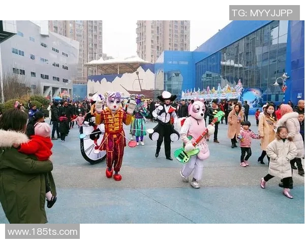 足球明星施展特效技能与小孩互动引发热议与欢笑